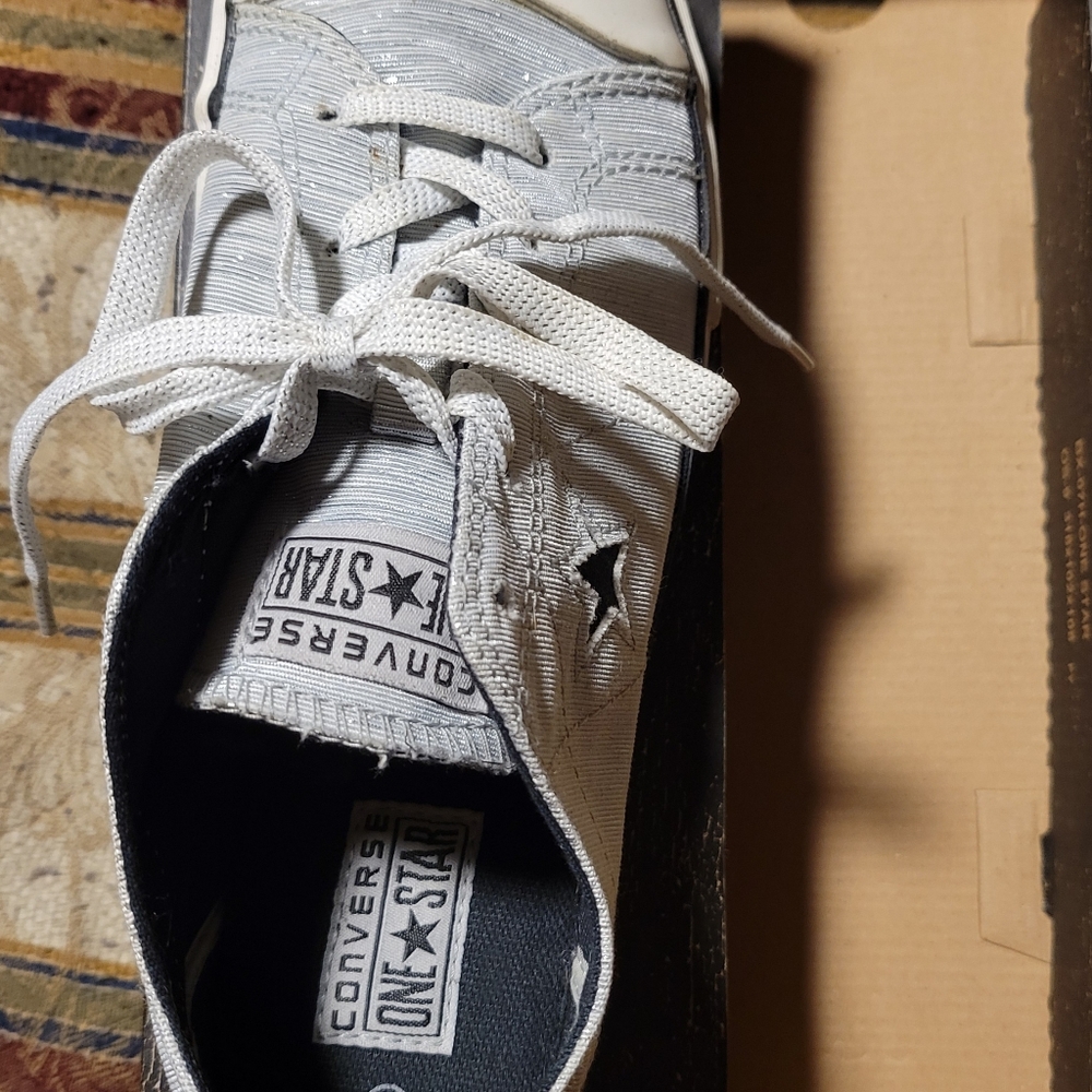 Converse Junior's size 5 sneaker